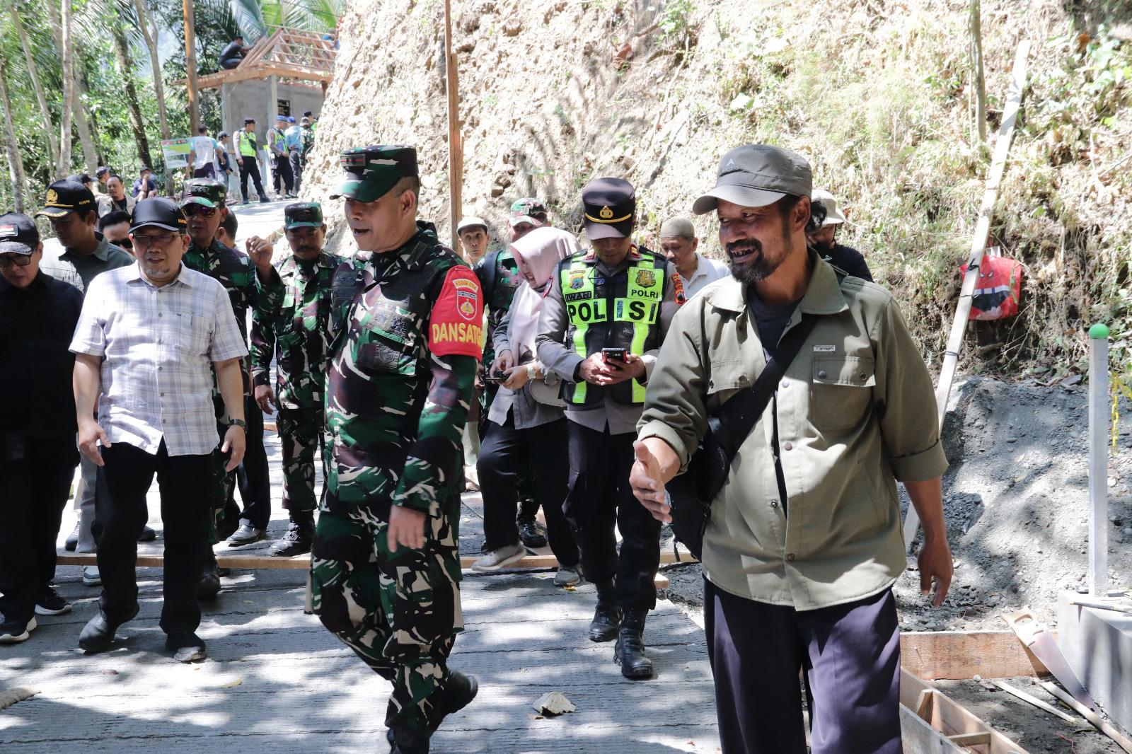 Tak Kenal Lelah di Lapangan Panlak Wondo Dampingi Dandim Pantau Rabat Beton TMMD
