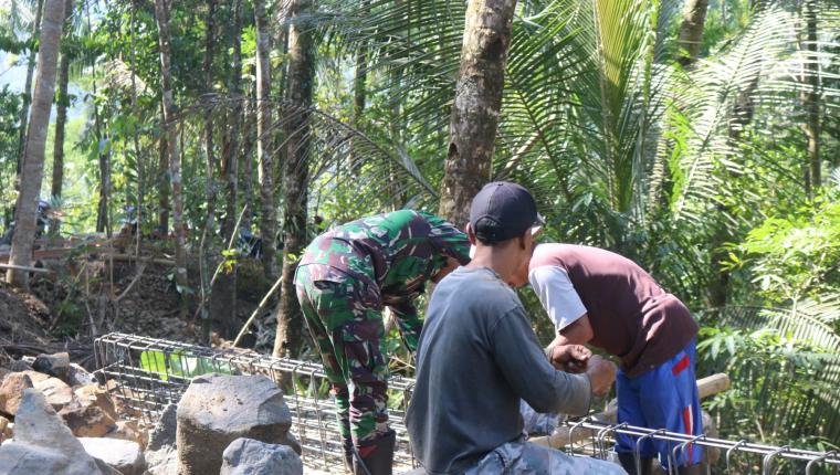 Jalinan Kawat Jalinan Kebersamaan Satgas TMMD dan Warga Bersatu Membangun Desa
