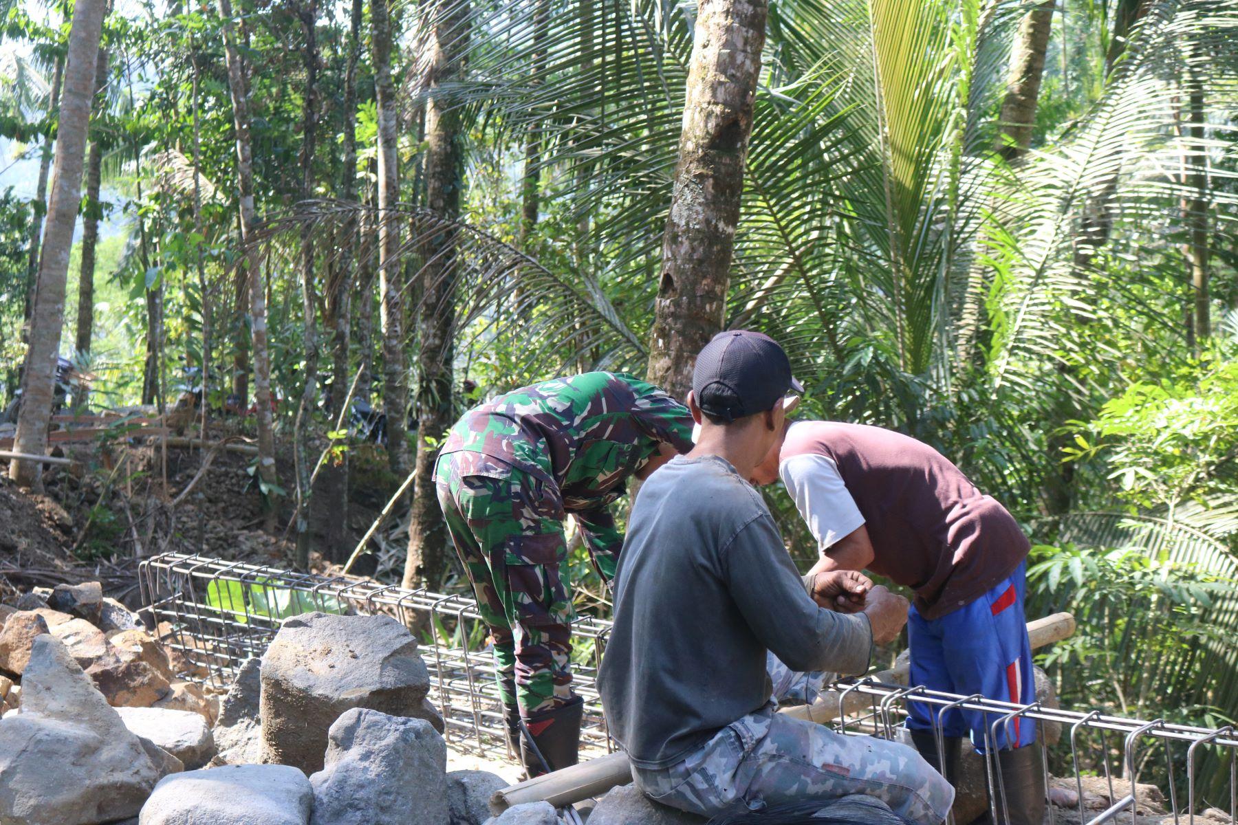 Jalinan Kawat Jalinan Kebersamaan Satgas TMMD dan Warga Bersatu Membangun Desa