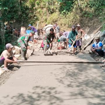 Di Balik Progres 24 Persen Sertu Agus dan Warga Menyatukan Keringat untuk Jalan Harapan
