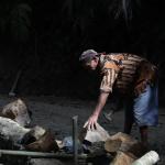Usia 73 Tahun Sumardi Tetap Semangat Pecah Batu