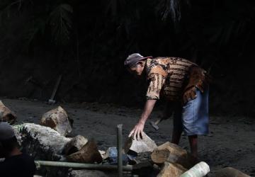 Usia 73 Tahun Sumardi Tetap Semangat Pecah Batu