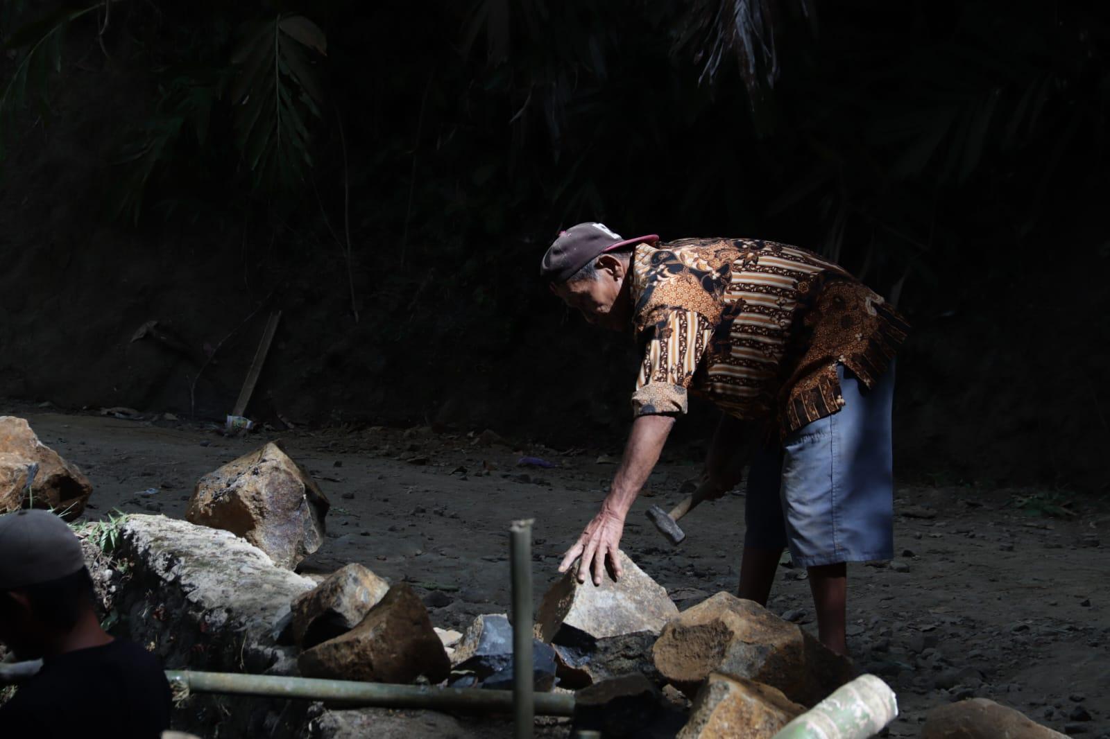 Usia 73 Tahun Sumardi Tetap Semangat Pecah Batu