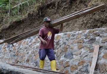 Rusmaji Tetap Memanggul Papan Demi Jalan Impian Desa