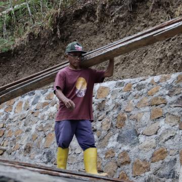 Rusmaji Tetap Memanggul Papan Demi Jalan Impian Desa