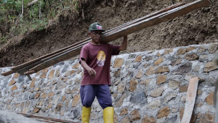 Rusmaji Tetap Memanggul Papan Demi Jalan Impian Desa