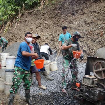 Satgas TMMD Reguler ke-129 dan Warga Kompak Langsir Air