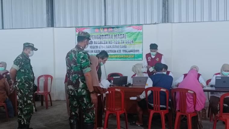 Di Balik Pembangunan TMMD Hadir Kepedulian Kesehatan untuk Warga Gumelem Kulon