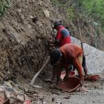 Di Usia 85 Tahun Karmudi Tetap Mengayun Cangkul Demi Suksesnya TMMD