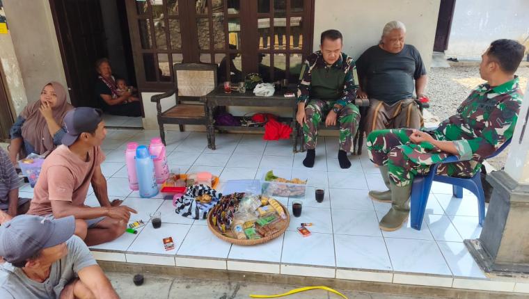 Komsos di Tengah Pekerjaan Peltu Widodo Perkuat Sinergi Bersama Kadus Kunir