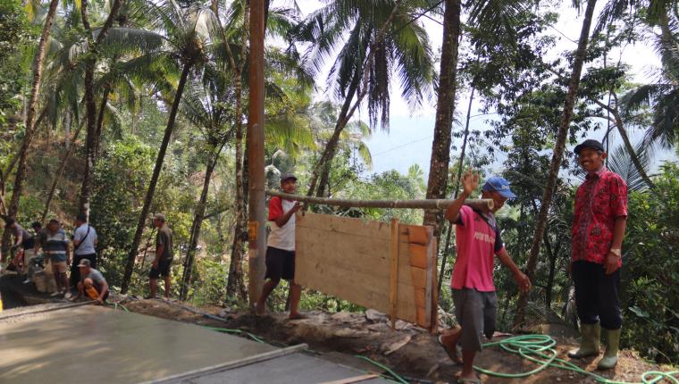 Pak Waryo Tak Hanya Mengawasi Ia Ikut Memastikan Jalan TMMD Terus Bergerak