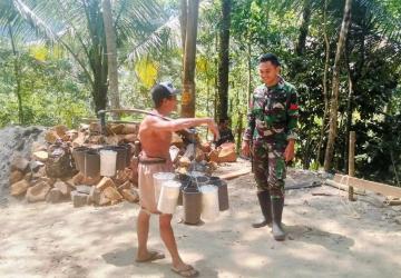 Senyum Satgas TMMD dan Penderes Nira Obrolan Hangat yang Menguatkan Semangat Membangun Desa