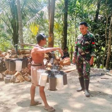 Senyum Satgas TMMD dan Penderes Nira Obrolan Hangat yang Menguatkan Semangat Membangun Desa