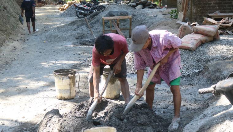 Usia 65 Tahun Tak Surutkan Semangat Tukijo Bantu Pembangunan Plat Beton TMMD Reguler ke-129