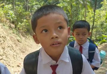 Langkah Kecil Fajar Pulang Sekolah Disambut Semangat TMMD Membangun Desa