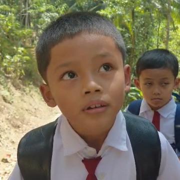 Langkah Kecil Fajar Pulang Sekolah Disambut Semangat TMMD Membangun Desa