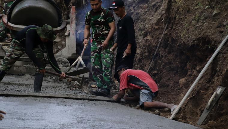 Tangan Terampil Sanudin Ratakan Beton Wujud Nyata Gotong Royong di Lokasi TMMD
