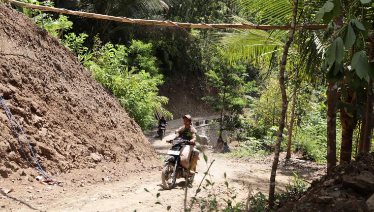 Motor Tua Tio Jadi Andalan Angkut Semen Demi Suksesnya TMMD di Gumelem Kulon