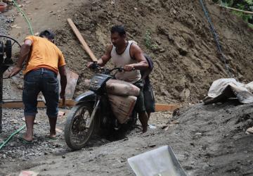 Motor Andalan Edi Jadi Penggerak Harapan Langsir Semen Demi Jalan Baru di Gumelem Kulon