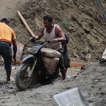 Motor Andalan Edi Jadi Penggerak Harapan Langsir Semen Demi Jalan Baru di Gumelem Kulon