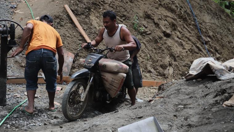 Motor Andalan Edi Jadi Penggerak Harapan Langsir Semen Demi Jalan Baru di Gumelem Kulon