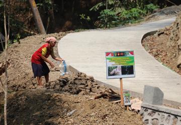 Setumpuk Batu Sejuta Harapan Perjuangan Mbah Sariem untuk Jalan Impian Desa
