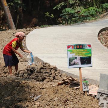 Setumpuk Batu Sejuta Harapan Perjuangan Mbah Sariem untuk Jalan Impian Desa