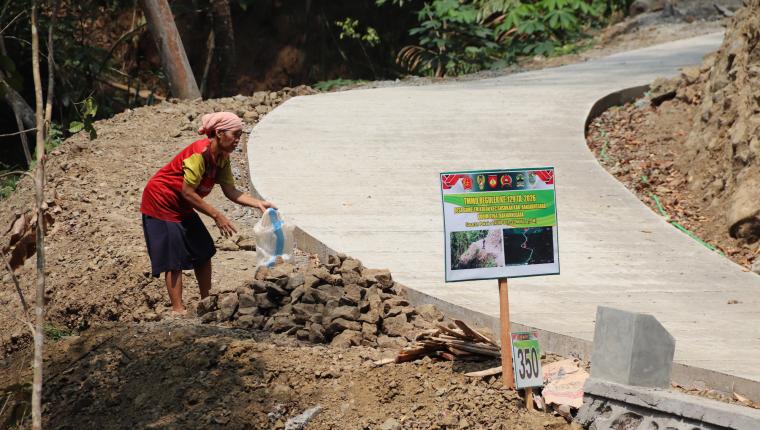 Setumpuk Batu Sejuta Harapan Perjuangan Mbah Sariem untuk Jalan Impian Desa