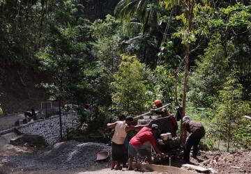 Gotong Royong Angkat Molen Semangat Kebersamaan Percepat Pembangunan Jalan TMMD