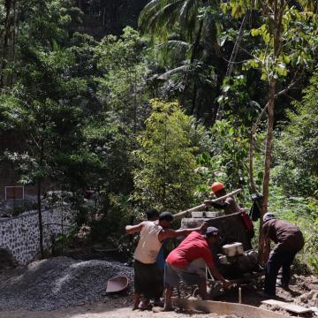 Gotong Royong Angkat Molen Semangat Kebersamaan Percepat Pembangunan Jalan TMMD