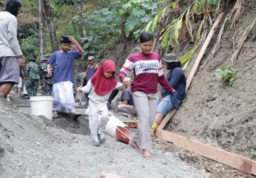 Ibu Ati dan Buah Hati Saksikan Pembangunan Jalan TMMD