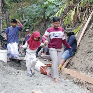 Ibu Ati dan Buah Hati Saksikan Pembangunan Jalan TMMD