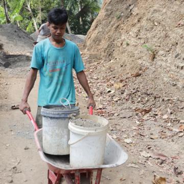 Dorong Angkong Penuh Pasir Ali Supriyono Ikut Wujudkan Jalan Impian Desa