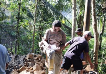 Ramainya Gotong Royong Eko Menjaga Kekompakan Warga demi Suksesnya TMMD