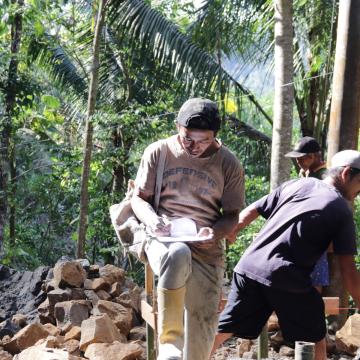 Ramainya Gotong Royong Eko Menjaga Kekompakan Warga demi Suksesnya TMMD
