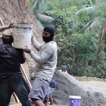 Langsir Pasir Tanpa Lelah Sanudin Ikut Wujudkan Jalan Impian Desa