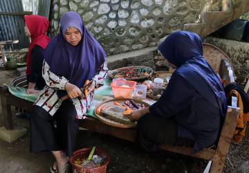Bu Sarijem Dapur Semangat TMMD Reg 129 Gumelem Kulon