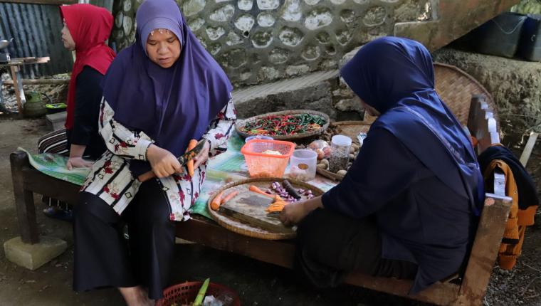 Bu Sarijem Dapur Semangat TMMD Reg 129 Gumelem Kulon