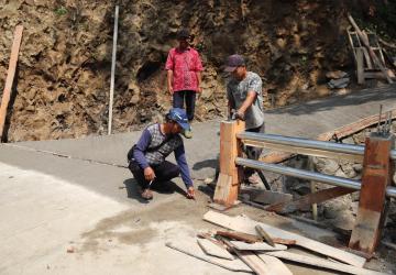 Tak Sekadar Mengawasi Wondo Menjaga Mimpi Warga di Setiap Meter Jalan TMMD