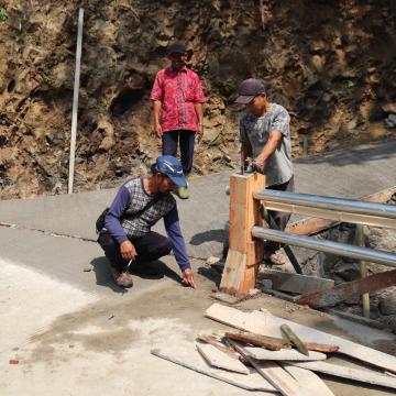 Tak Sekadar Mengawasi Wondo Menjaga Mimpi Warga di Setiap Meter Jalan TMMD
