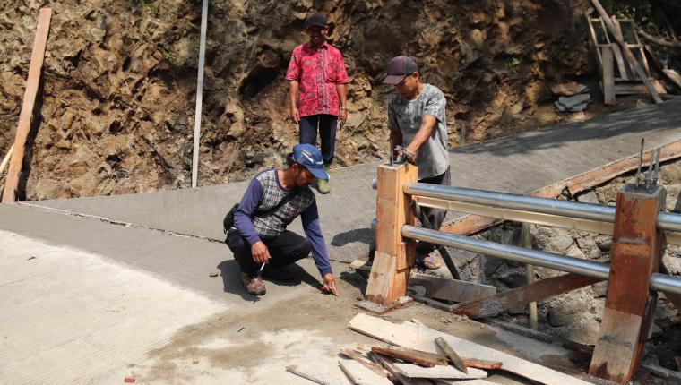 Tak Sekadar Mengawasi Wondo Menjaga Mimpi Warga di Setiap Meter Jalan TMMD