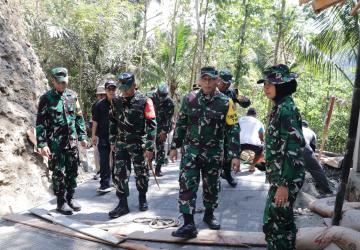 Melihat dari Dekat Jalan Harapan Warga Tim Wasev Tinjau Rabat Beton TMMD di Gumelem Kulon