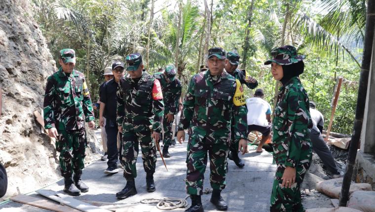 Melihat dari Dekat Jalan Harapan Warga Tim Wasev Tinjau Rabat Beton TMMD di Gumelem Kulon