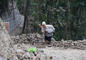 Mbah Sariyem Tak Mau Tinggal Diam Karung Batu Kecil Jadi Bukti Semangat Gotong Royong