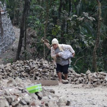 Mbah Sariyem Tak Mau Tinggal Diam Karung Batu Kecil Jadi Bukti Semangat Gotong Royong