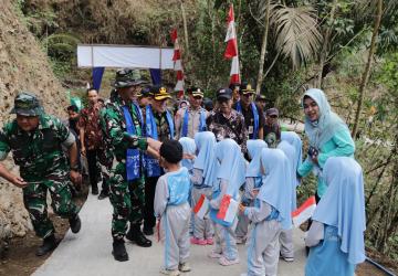 Sambutan Hangat Anak PAUD Warnai Penutupan TMMD Reguler ke-129 di Gumelem Kulon