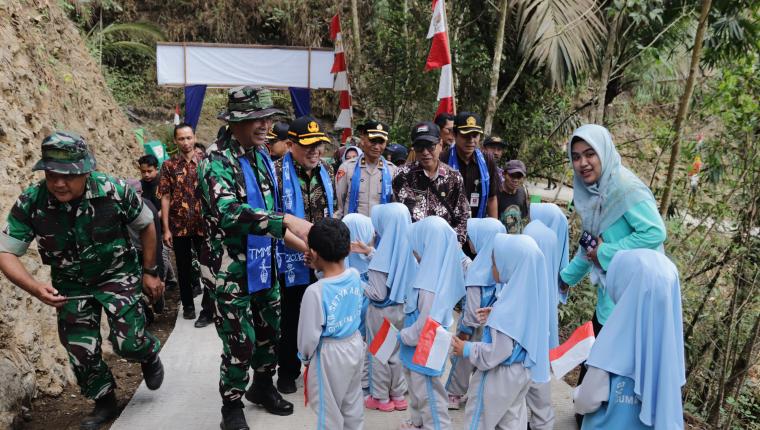 Sambutan Hangat Anak PAUD Warnai Penutupan TMMD Reguler ke-129 di Gumelem Kulon