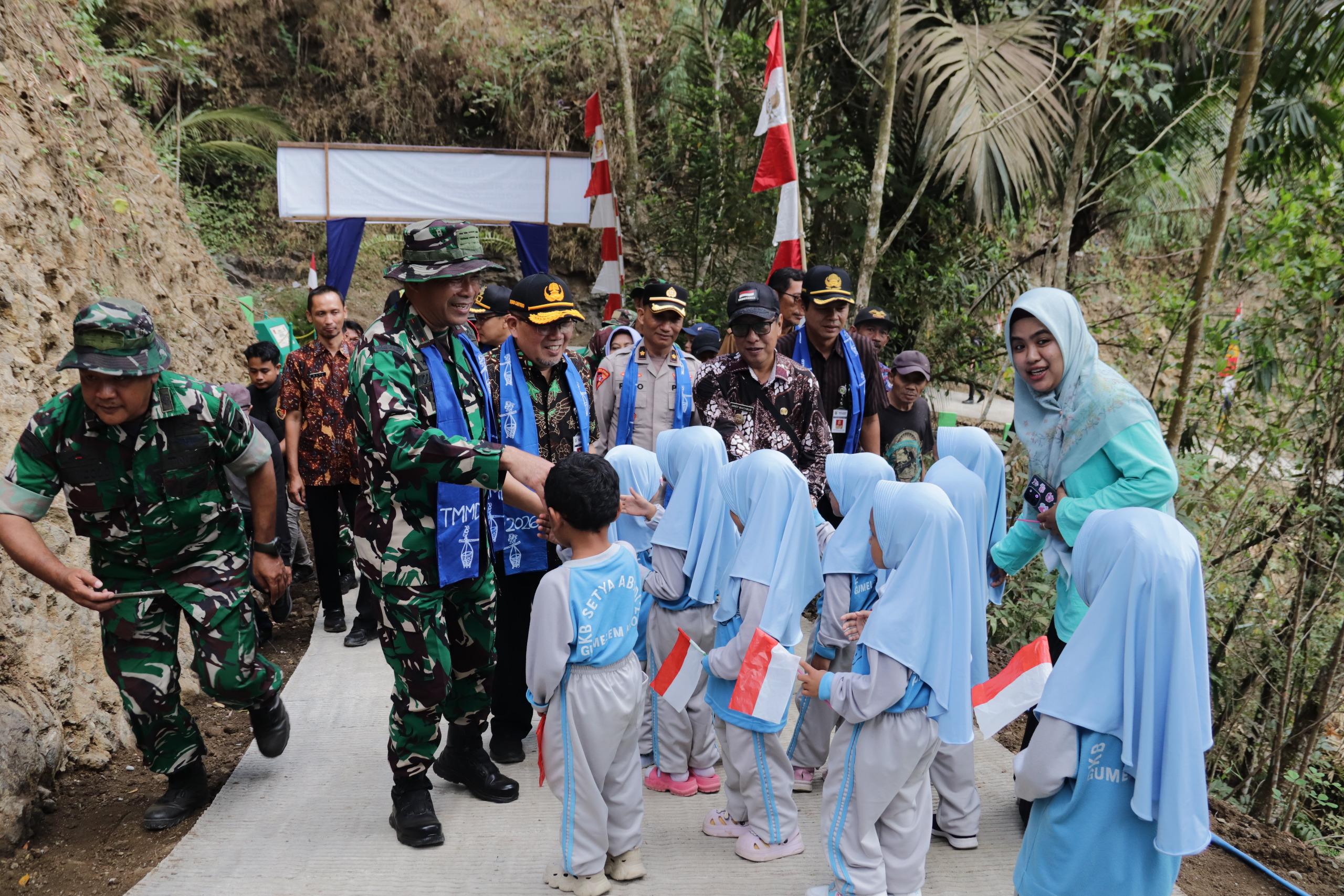Sambutan Hangat Anak PAUD Warnai Penutupan TMMD Reguler ke-129 di Gumelem Kulon