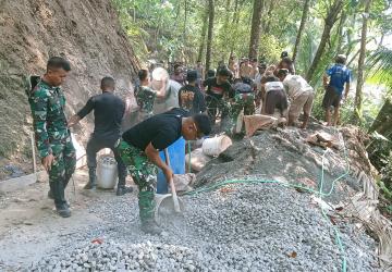 Satgas TMMD dan Warga Lanjutkan Pengecoran Jalan Harapan Kian Terbentang di Gumelem Kulon