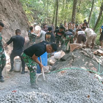 Satgas TMMD dan Warga Lanjutkan Pengecoran Jalan Harapan Kian Terbentang di Gumelem Kulon